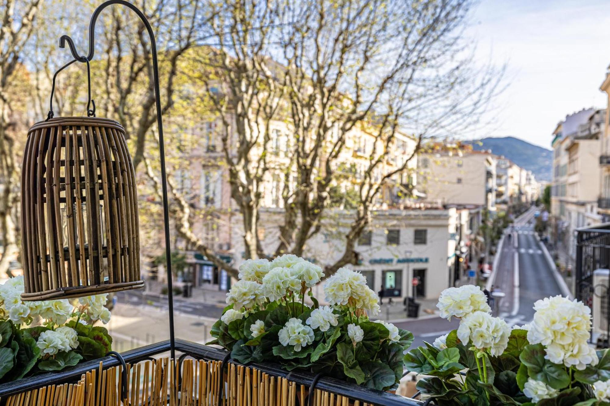 New! Remodeled In The Heart Of Nice, 3 Min, 2br, Ac, Elevator, Amazing Little Terrace, Location! Nizza
