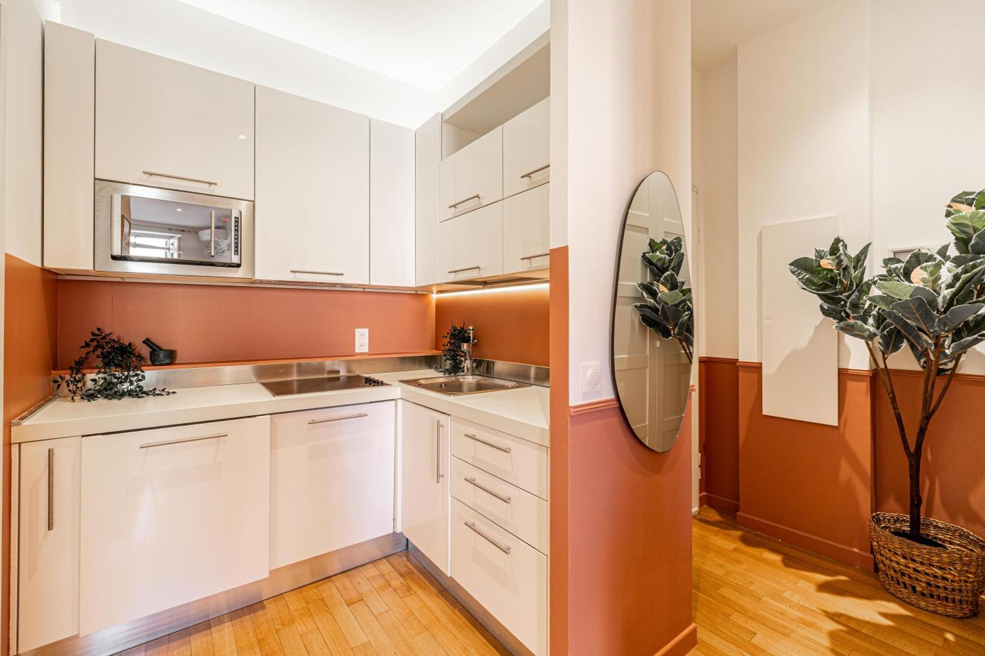 New! Remodeled In The Heart Of Nice, 3 Min, 2br, Ac, Elevator, Amazing Little Terrace, Location! Apartment Nizza