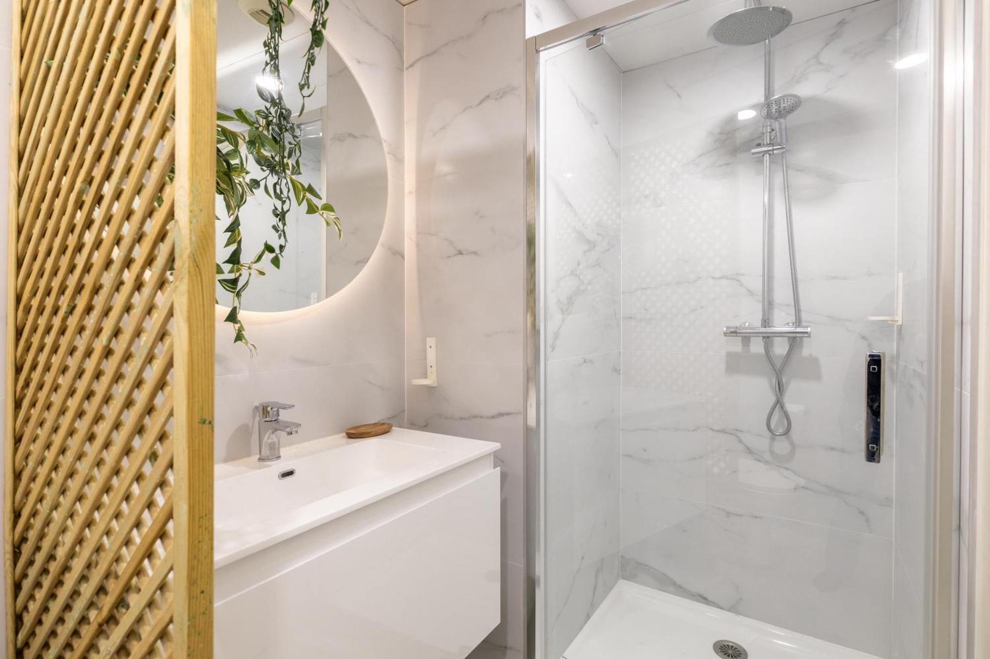 New! Remodeled In The Heart Of Nice, 3 Min, 2br, Ac, Elevator, Amazing Little Terrace, Location! Apartment