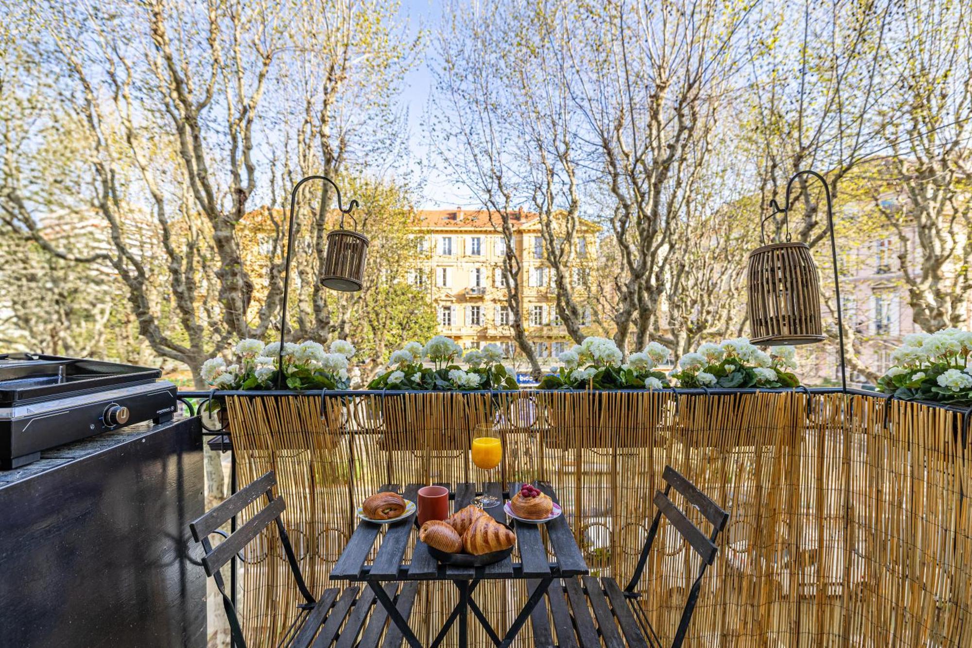 New! Remodeled In The Heart Of Nice, 3 Min, 2br, Ac, Elevator, Amazing Little Terrace, Location! Apartment Nizza