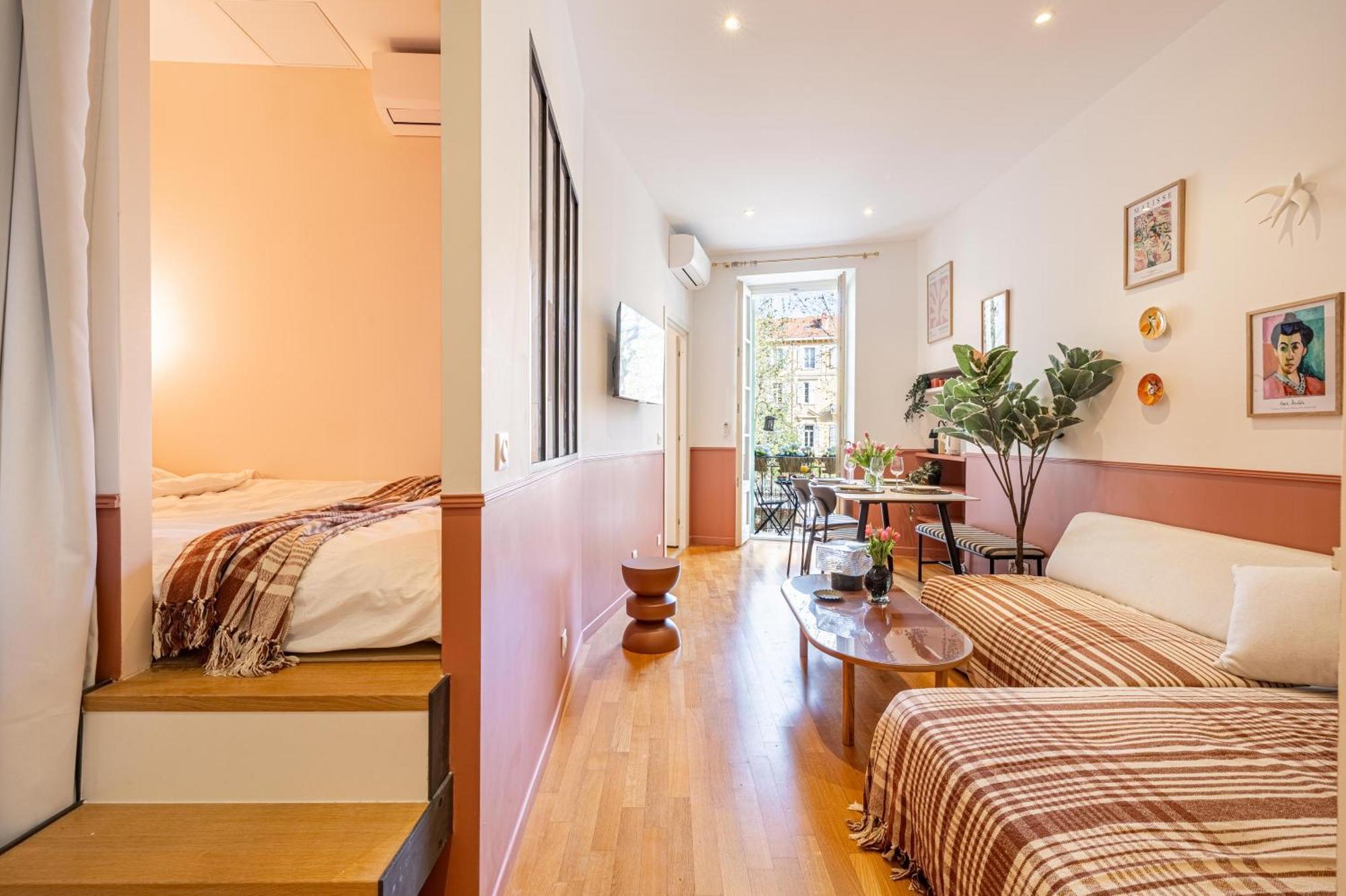 New! Remodeled In The Heart Of Nice, 3 Min, 2br, Ac, Elevator, Amazing Little Terrace, Location! Nizza