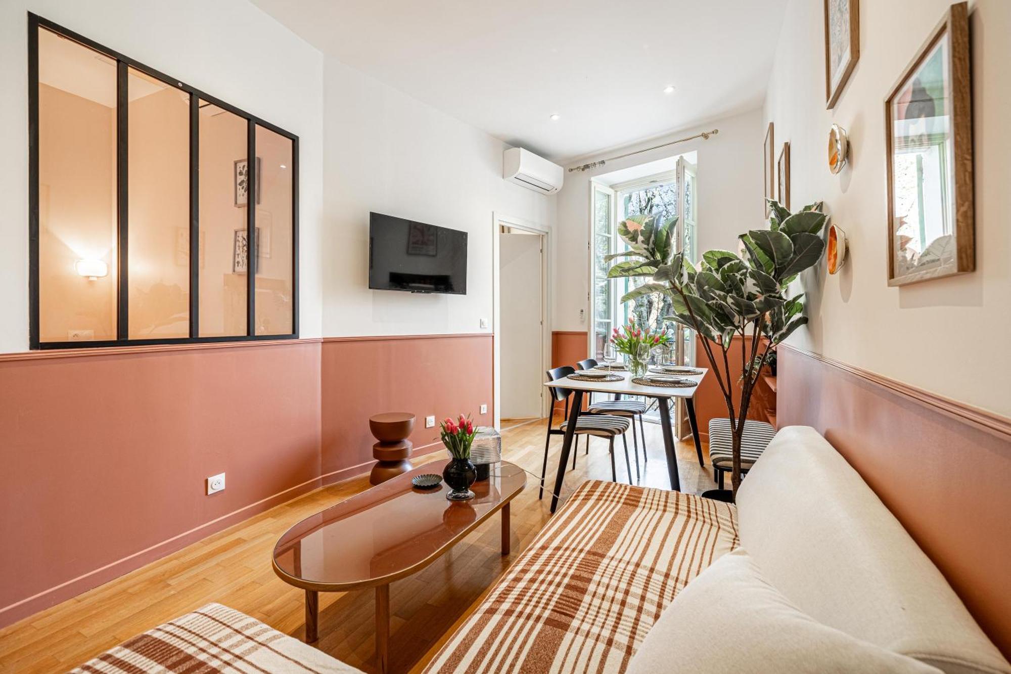 New! Remodeled In The Heart Of Nice, 3 Min, 2br, Ac, Elevator, Amazing Little Terrace, Location! Apartment Nizza