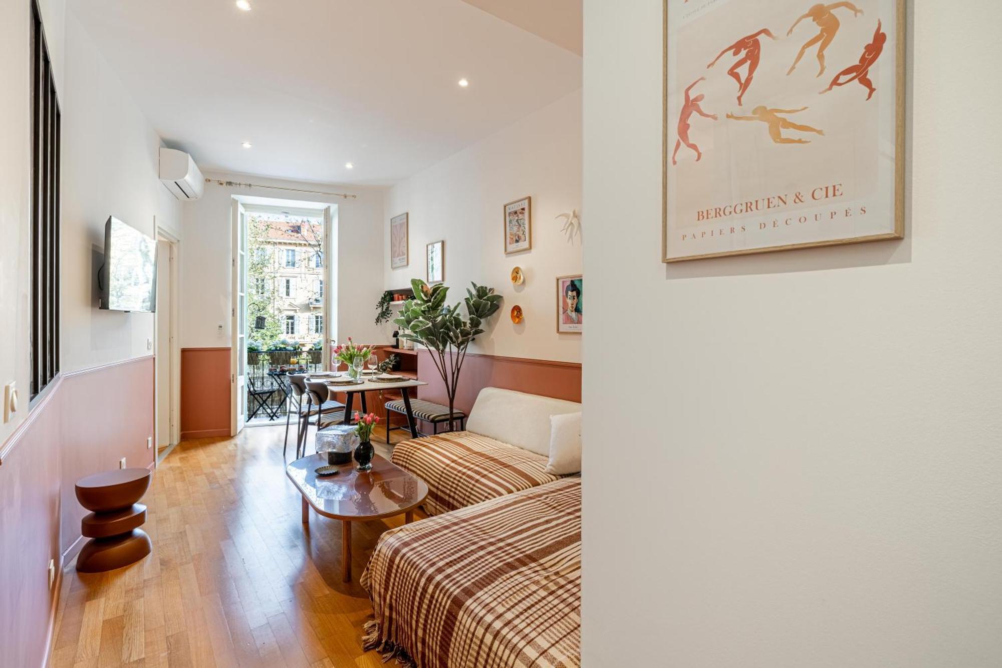 New! Remodeled In The Heart Of Nice, 3 Min, 2br, Ac, Elevator, Amazing Little Terrace, Location! Nizza