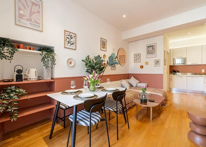 New! Remodeled Appartement In The Heart Of Nice, Beach 3 Min, 2Br, Ac, Elevator, Amazing Little Terrace, Best Location!